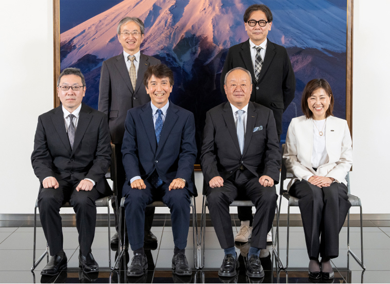 河西 康之 特許庁長官、吉澤 隆 総務部長、後藤 禎一 代表取締役社長・CEO、堀切 和久 執行役員・デザイン戦略室長、髙田 修三 執行役員・ガバメントリレーションズ推進部長、佐久間 直子 執行役員・知的財産部長