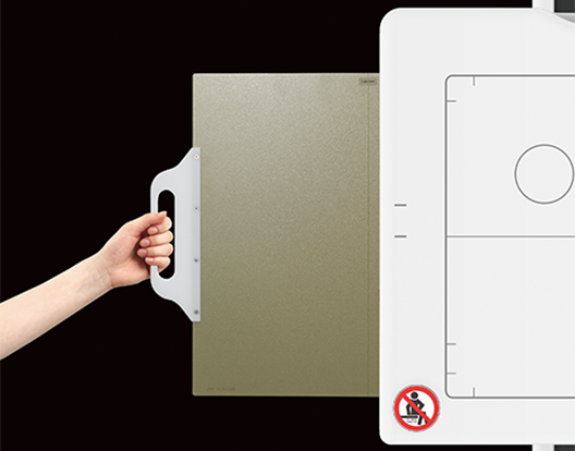 [photo] A hand pulling out the removable grid of the FDR Smart X X-ray
