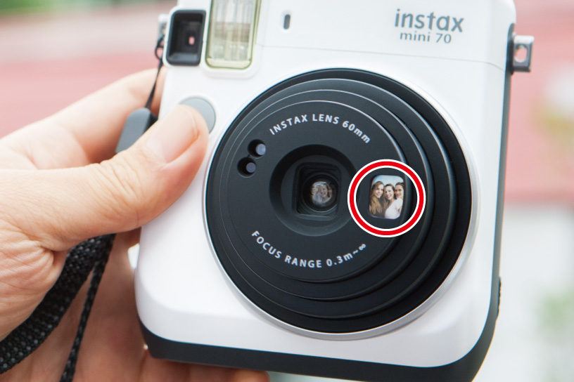 Imagem ampliada da câmera mini 70 do espelho de selfie ao lado da lente