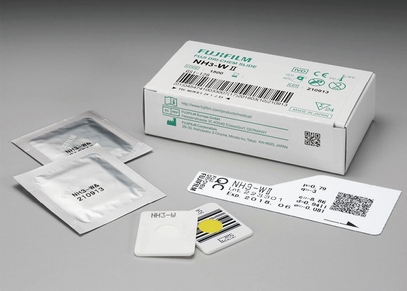 [foto] Caixa de lâminas NH3-W Ⅱ DRI-CHEM com duas lâminas enroladas em papel alumínio, duas lâminas sem embalagem (vista frontal e traseira) e cartão QC