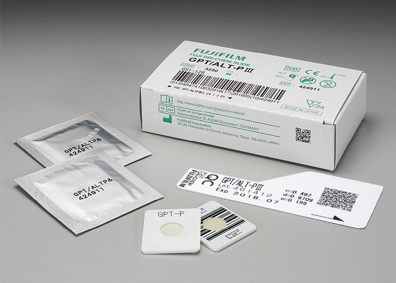 [foto] Caixa de lâminas GPT/ALT-P Ⅲ DRI-CHEM com duas lâminas enroladas em papel alumínio, duas lâminas sem embalagem (vista frontal e traseira) e cartão QC