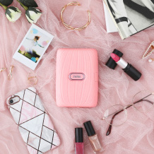 image de l’imprimante mini link rose et autres éléments sur la table