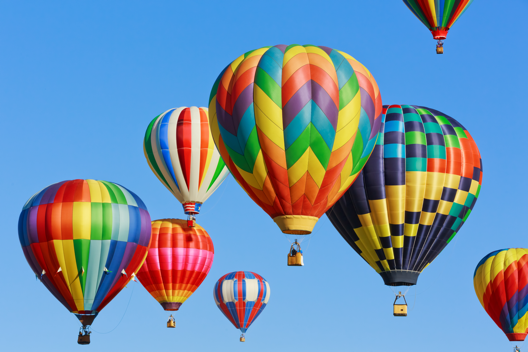 De nombreuses montgolfières colorées flottent dans le ciel
