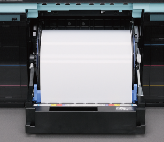 Le couvercle avant peut être ouvert pour changer le rouleau de papier.