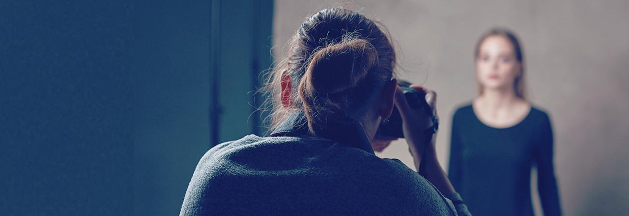 Photographe prenant une photo d’une jeune fille