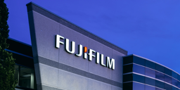 [photo] Logo FUJIFILM au sommet du bâtiment de l'entreprise la nuit devant un ciel bleu foncé