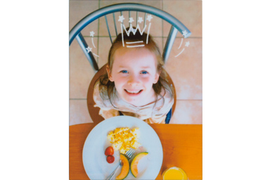 Imagen con filtro Crown de niño en la silla frente a la mesa y el plato