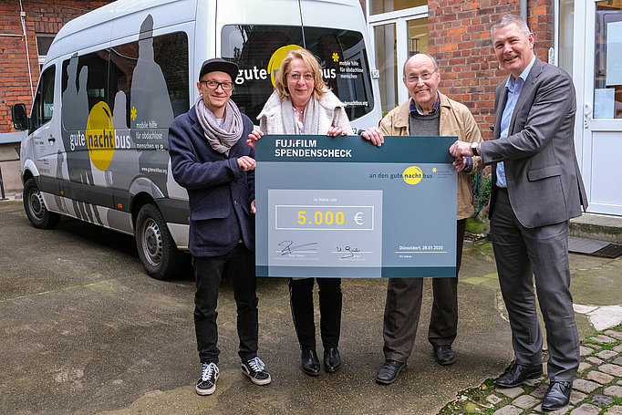 Fujifilm presents donation to gutenachtbus