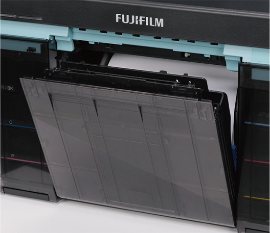 The front cover and paper dust bin are integrated. This makes it easy to dispose the scrap paper.