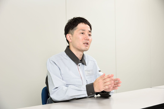 インタビューを受けている様子