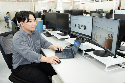 パソコンに向かって業務をしている様子