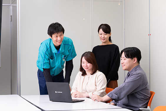 チームメンバーとの打ち合わせの様子