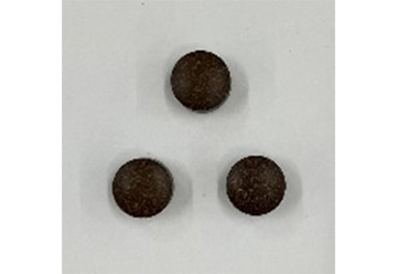 ツヤのある濃い茶色の偽造品の錠剤