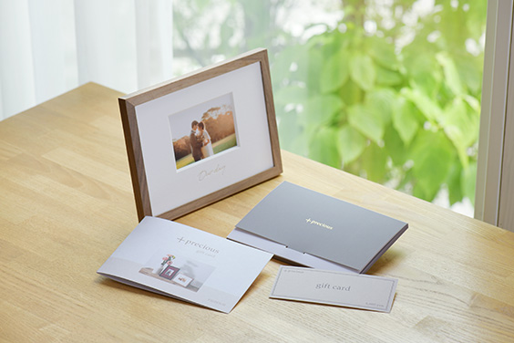 「gift card」と額装された写真の例