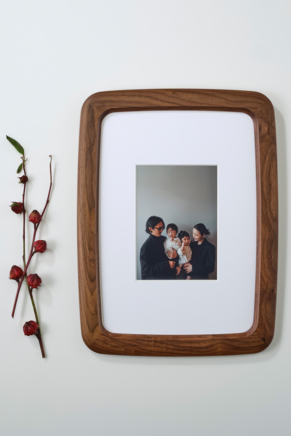 「frame ROUND by karimoku」つい触りたくなるような、なめらかな形状に仕上げるため、複数の曲線を組み合わせ立体的なデザイン。