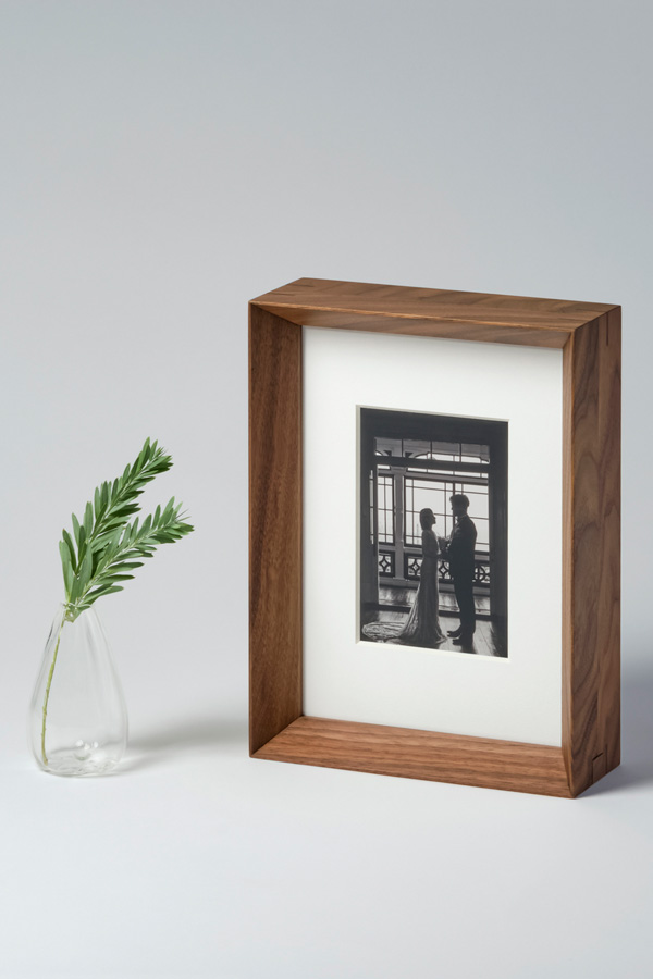 「frame PAIR by karimoku」Vカットフレームが写真を引き立て、角度によって表情が変わり、見るたびに木の温もりを感じるデザイン。