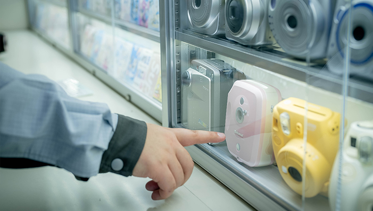 歴代のチェキ本体が並んでいるショーケース