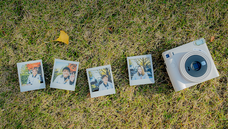 笑顔の社員が写っているチェキプリント