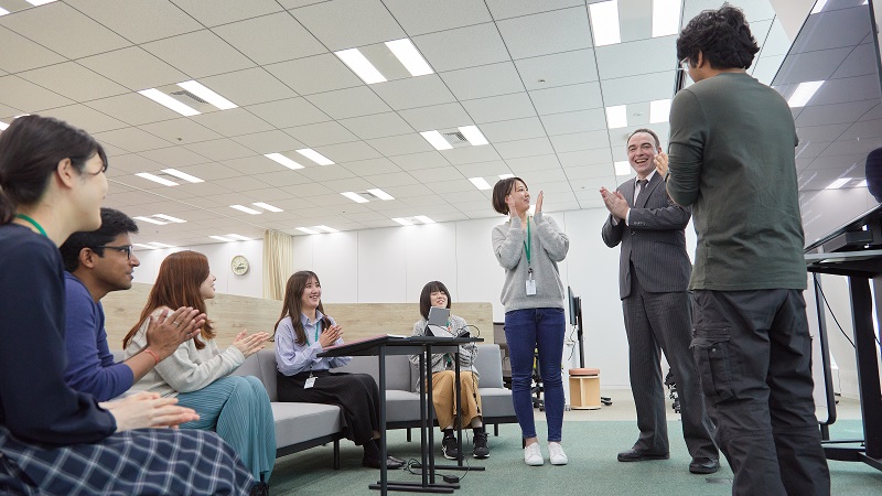 研修中のグループが互いに拍手を送り励まし合う様子
