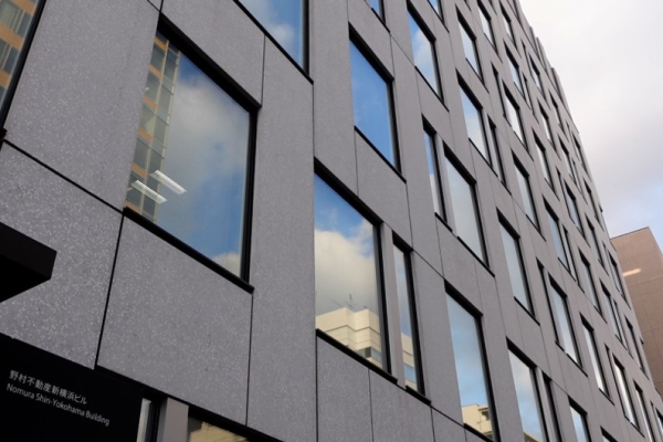 ビルの外観を見上げた写真