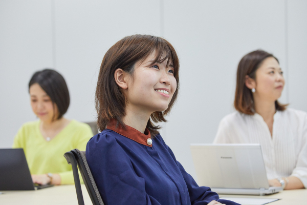 会議に参加している多様な社員たちの横顔