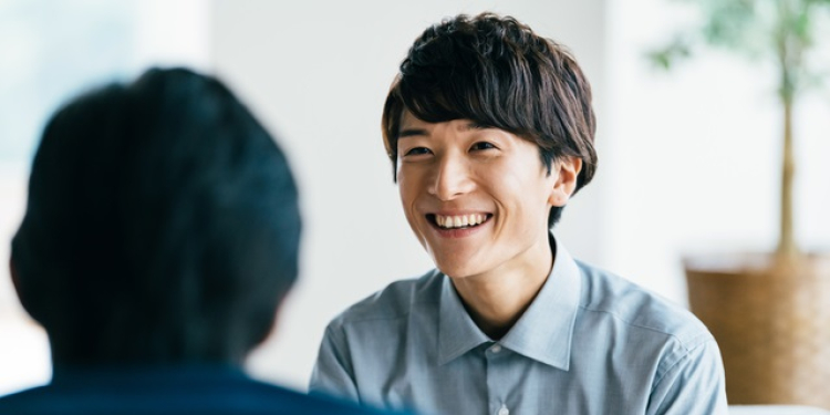 対面で会話する2人の若手社員