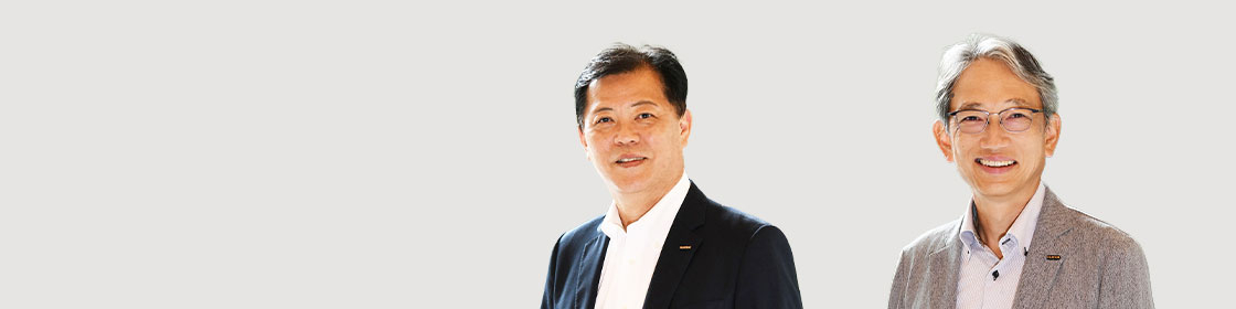 富士フイルムイメージングプロテック株式会社代表取締役会長　森永 昭彦（左）と取締役社長　柳生　匠（右）よりご挨拶を申し上げます。