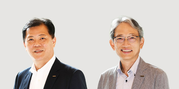 富士フイルムイメージングプロテック株式会社代表取締役会長　森永 昭彦（左）と取締役社長　柳生　匠（右）よりご挨拶を申し上げます。