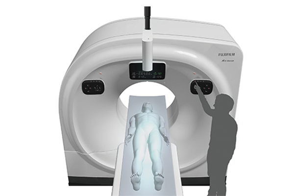 Here is an illustration showing a patient lying on the FCT iStream Focus Edition patient table and an operator standing beside them operating the system.The operator presses a button on the gantry control panel to start the AutoPositioning function.This function automatically adjusts the table’s height and scan start position.Since AutoPositioning assists with positioning, the operator still performs the final adjustment manually using a light localizer.