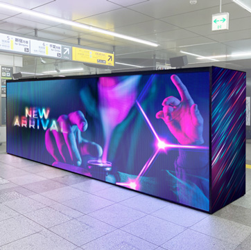 駅構内にフレックスアドスケープを設置したイメージ