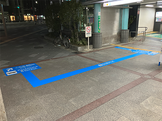 神戸市営地下鉄三宮駅前路面 空港アクセスバス停誘導表示