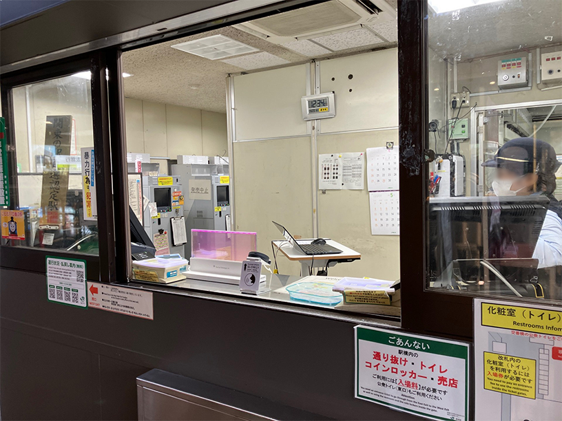 JR鎌倉駅 透明翻訳ディスプレイ「VUEVO™ Display」設置写真②
