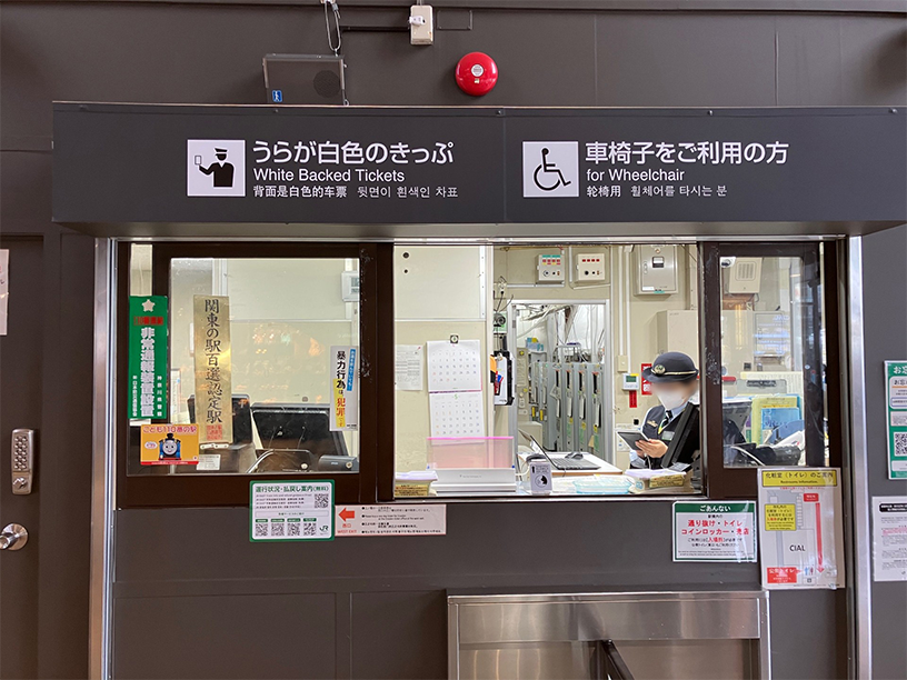 JR鎌倉駅 透明翻訳ディスプレイ「VUEVO™ Display」設置写真④