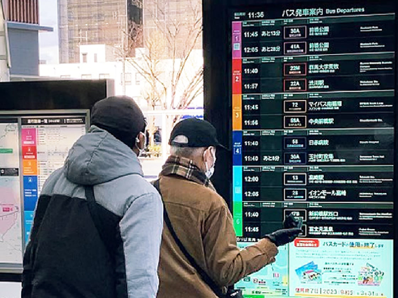 バス利用者が、バス案内用サイネージシステム「MORA」を活用している様子。