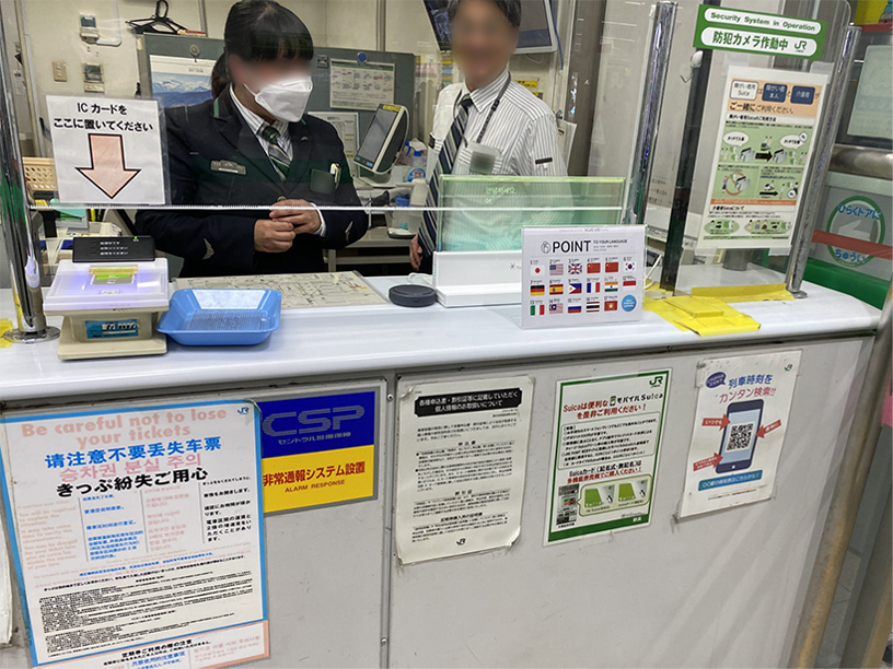 JR横浜駅 透明翻訳ディスプレイ「VUEVO™ Display」設置写真③