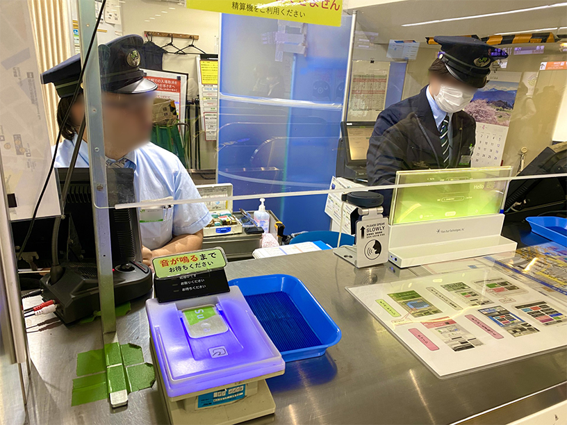 JR横浜駅 透明翻訳ディスプレイ「VUEVO™ Display」設置写真①