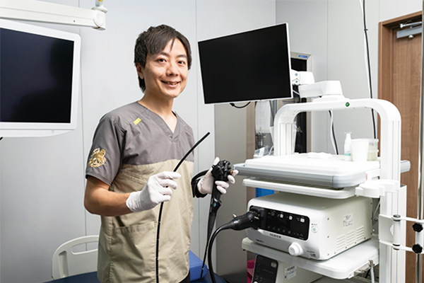 千代 大翔 氏 と内視鏡システム ELUXEO 8000システム
