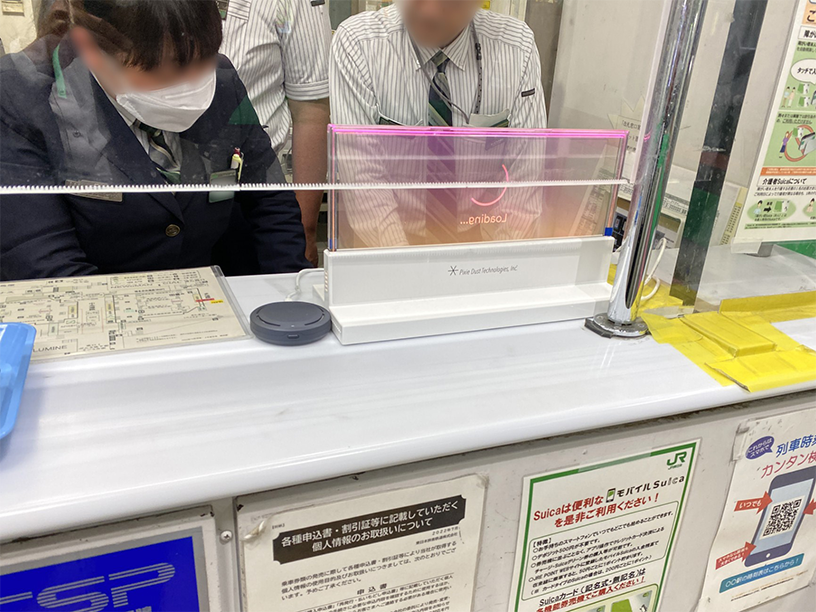 JR横浜駅 透明翻訳ディスプレイ「VUEVO™ Display」設置写真②