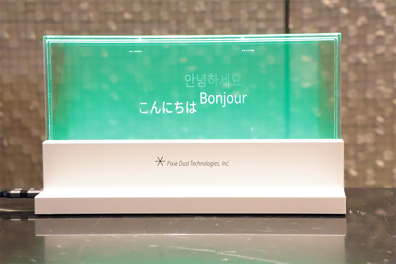 リアルタイム字幕・翻訳「VUEVO™ Display」をホテルの受付に設置している写真。