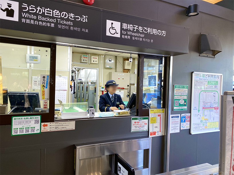 JR鎌倉駅 透明翻訳ディスプレイ「VUEVO™ Display」設置写真①