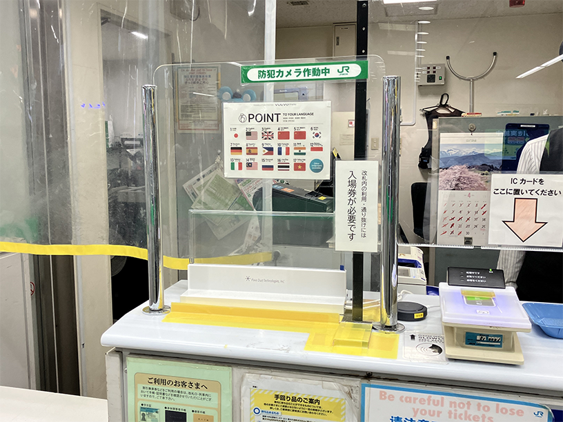 JR横浜駅 透明翻訳ディスプレイ「VUEVO™ Display」設置写真④