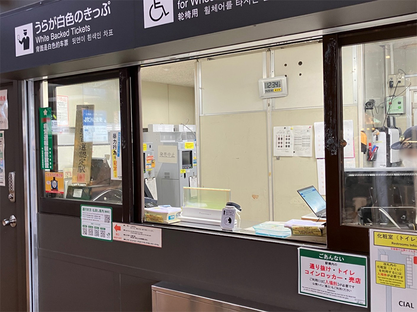 JR鎌倉駅 透明翻訳ディスプレイ「VUEVO™ Display」設置写真③