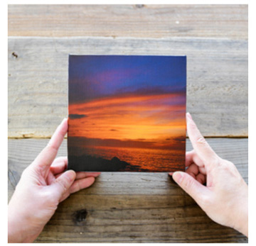 WALL DECOR キャンバスを手に持ったところ