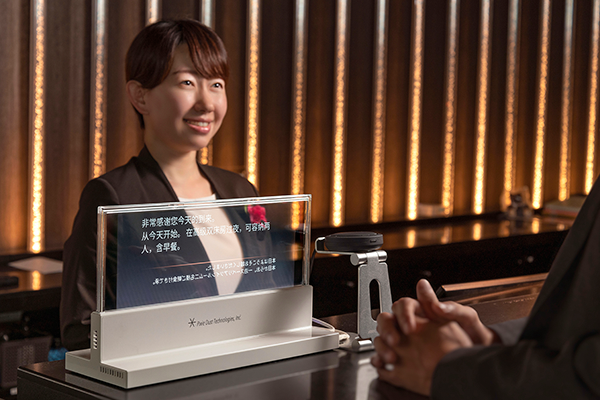 株式会社三井不動産ホテルマネジメントさま　リアルタイム翻訳「VUEVO™ Display」事例写真
