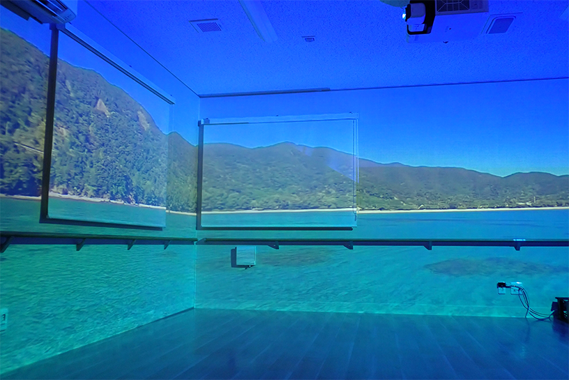 uralaaを投影し、青い海が映し出されている。