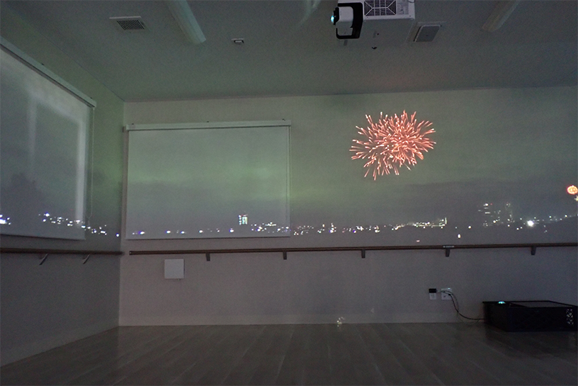 uralaaを投影し、打ち上げ花火が映し出されている。