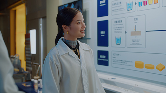 広瀬すずさんが工場で見学している様子