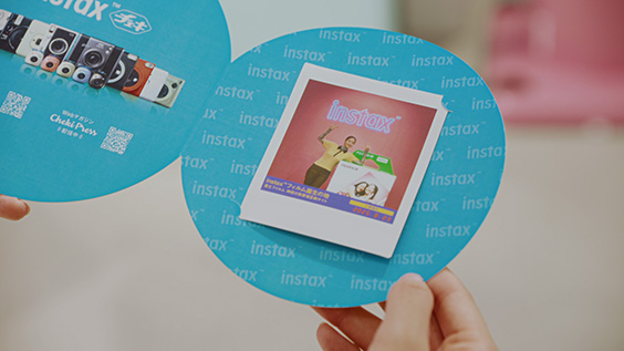 広瀬すずさんが写るチェキプリントを持っている様子