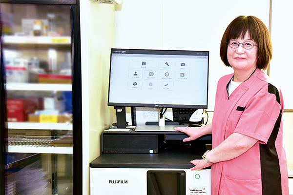 田宮病院 診療技術部 薬局 薬剤長代行 佐合 絵里さんとPROOFIT 1D Ⅱの写真 ​