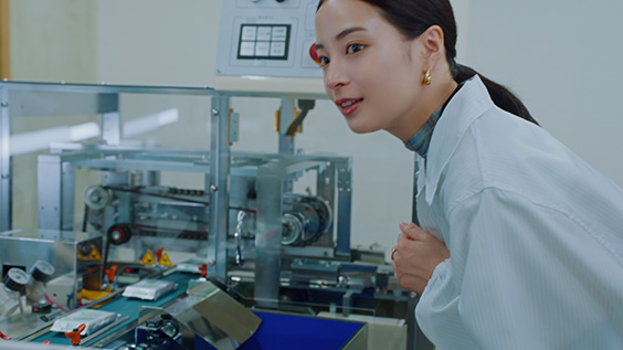 広瀬すずさんが生産ラインを見ている様子